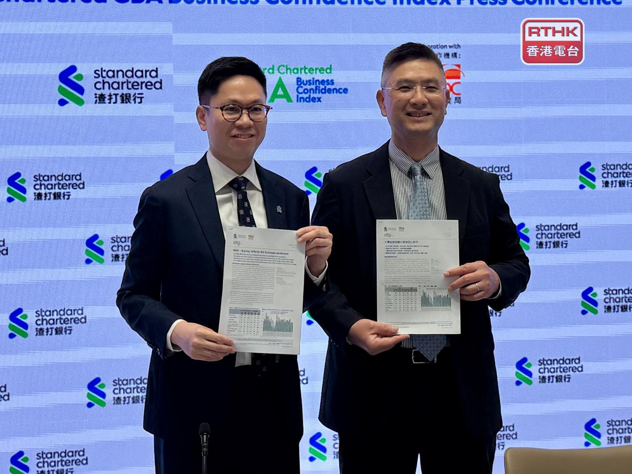 胡東安（左）表示，香港首季現狀與預期指數均回落至52.7，但仍相對樂觀，與本港新股集資在今年首4個月均位列全球首位有關。（任浩鋒攝）