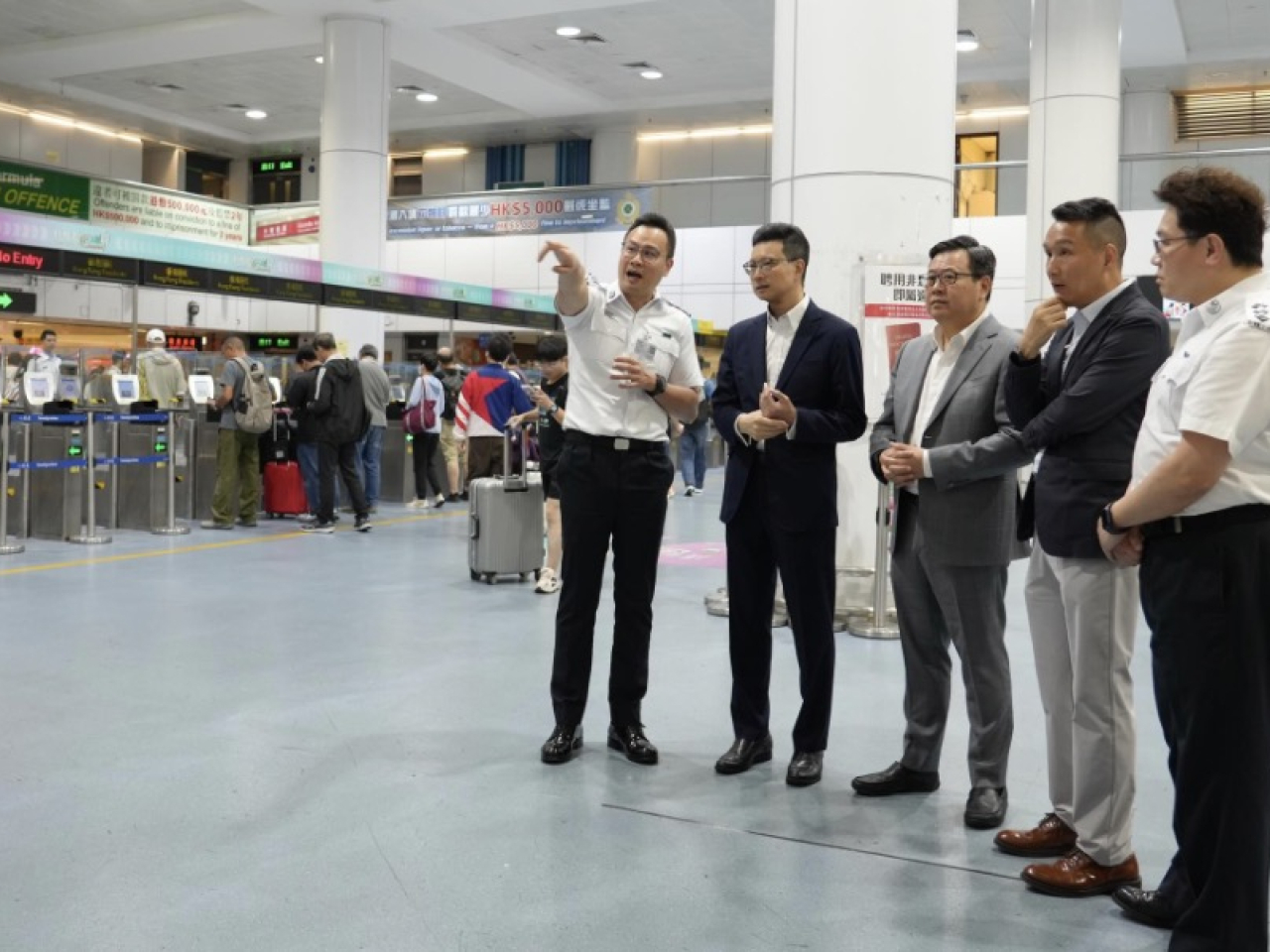 入境處副處長程和木與助理處長樊曉聲，視察羅湖、港珠澳大橋和高鐵西九龍管制站。（入境處社交網站）