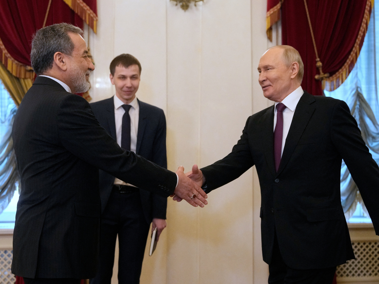 普京在聖彼得堡與到訪的伊朗外長阿拉格齊會面。（路透社）