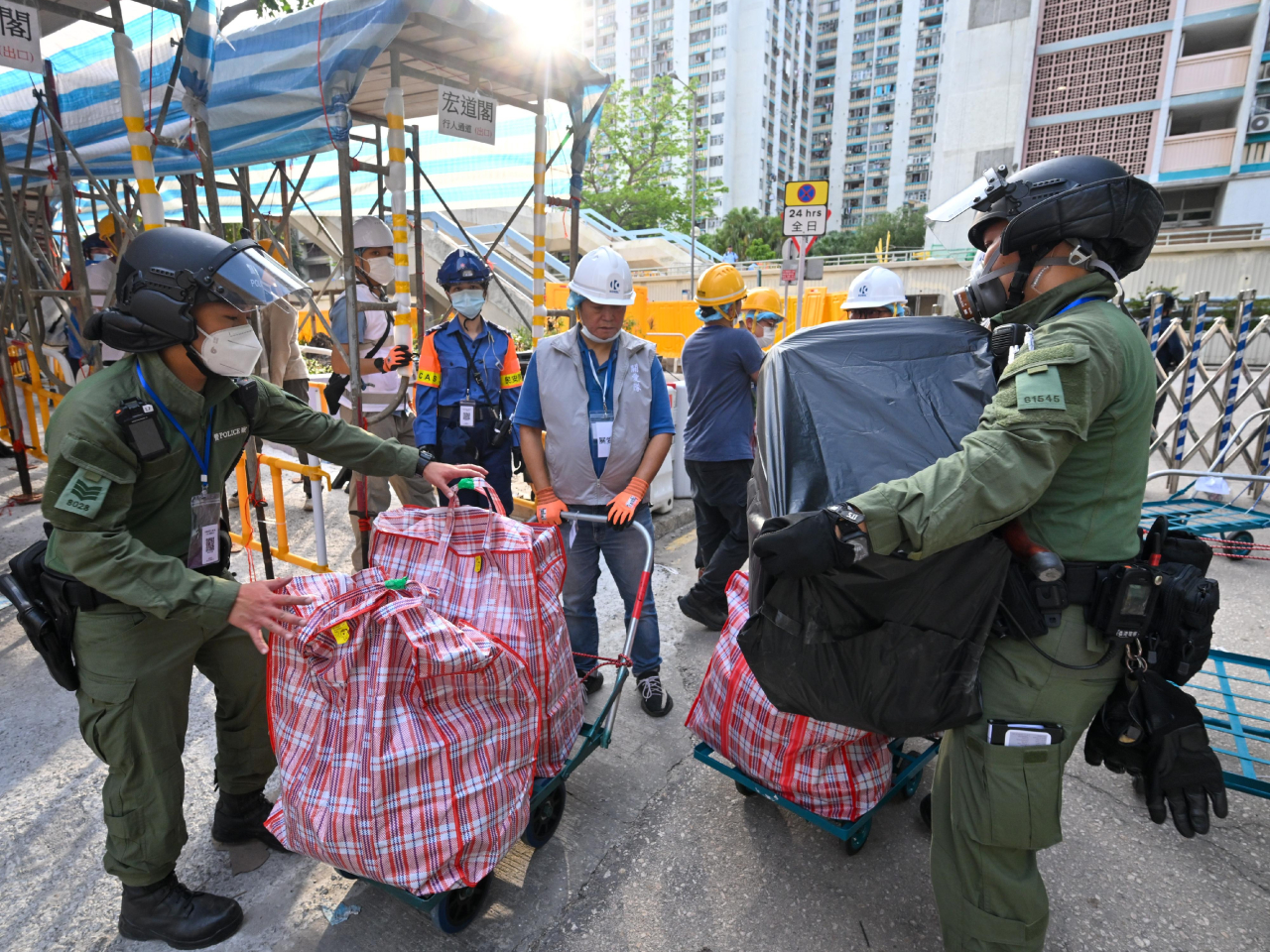 警務人員協助宏道閣居民搬運物品。（政府新聞處）