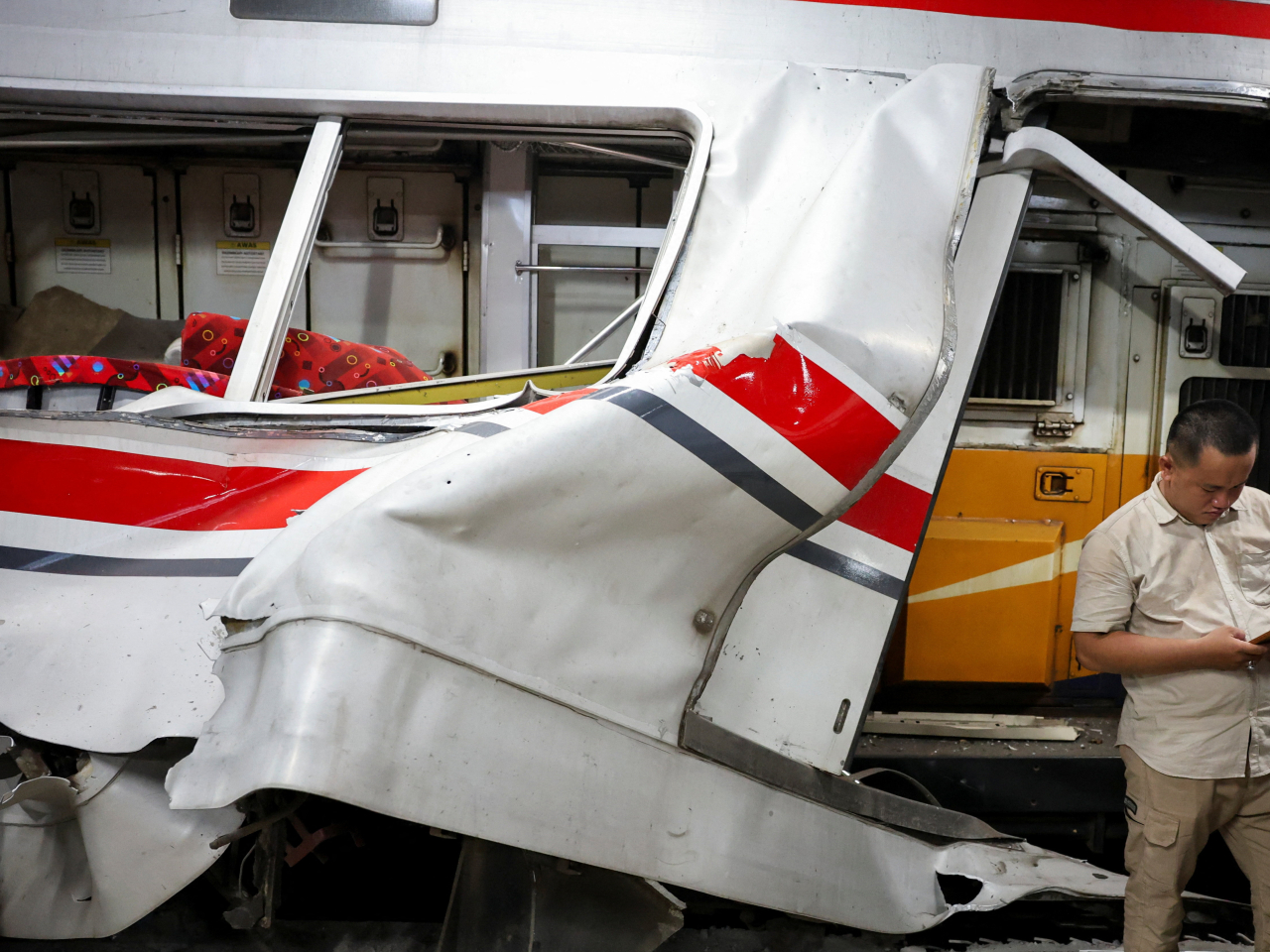 事發在當地時間昨晚近9時，一列長途列車行駛時，懷疑撞到另一列停在路軌上的短途列車。（路透社）