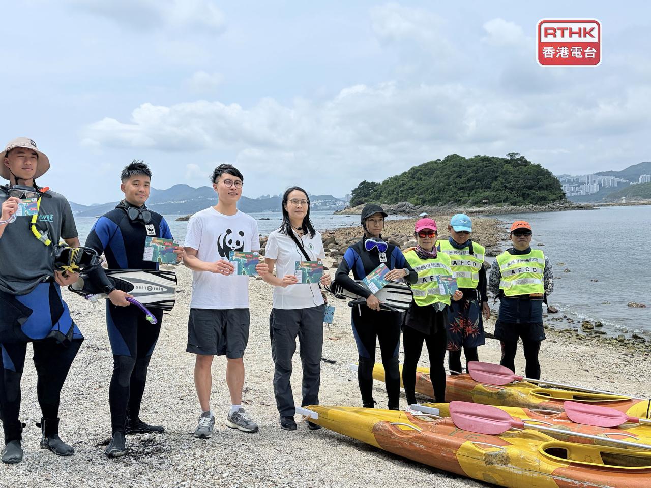 漁護署與世界自然基金會香港分會合作，宣傳海洋保育信訊，以及安排浮潛與獨木舟嚮導在近岸水域巡邏。（鄧鈞尤攝）