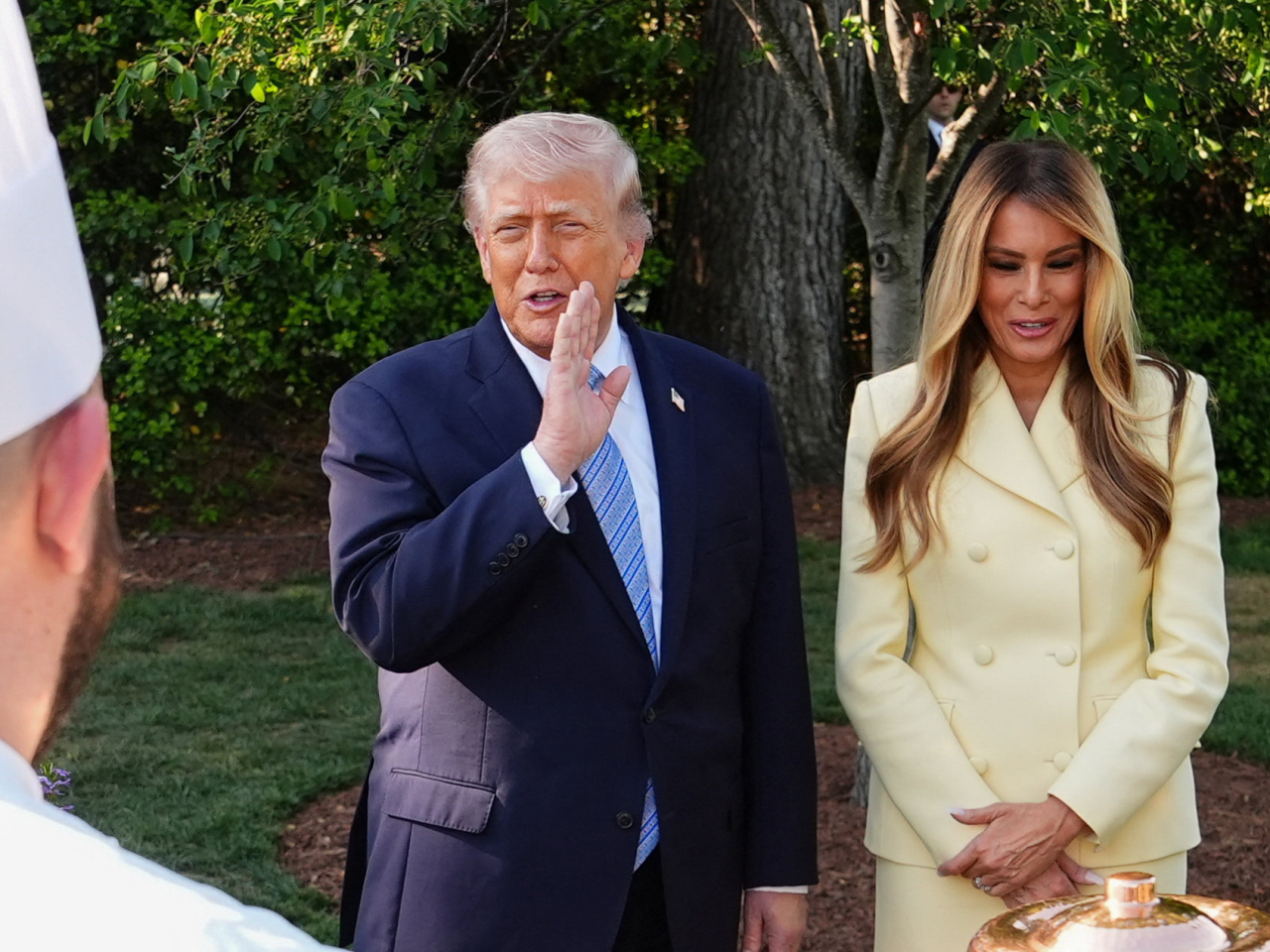 特朗普據報不滿伊朗提出的新談判方案。圖為他與夫人梅拉尼婭在白宮接待英王查理斯三世的情況。（路透社）