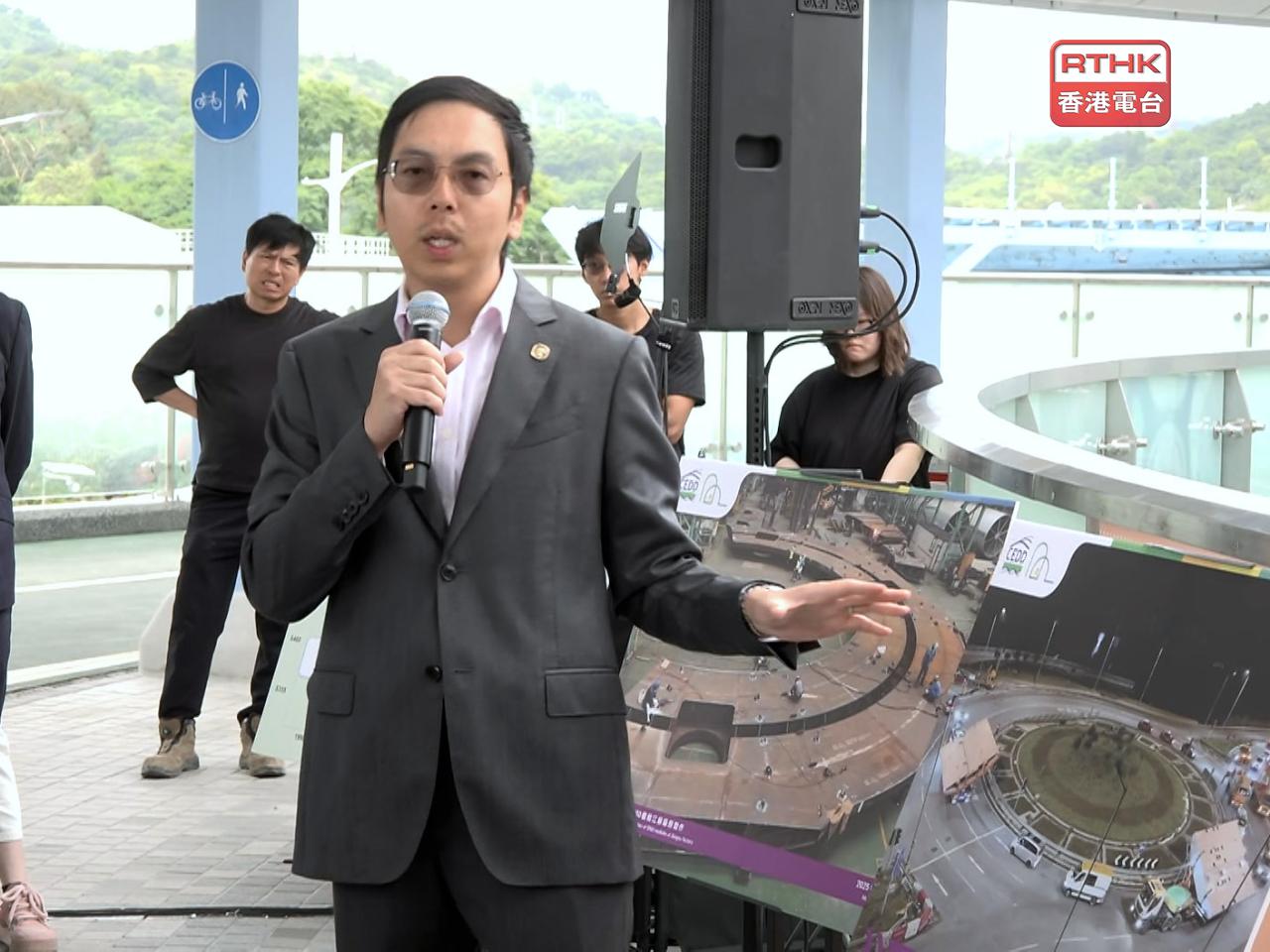 土木工程拓展署高級工程師梁偉樂表示，橋身重量越輕越好，可以減少樁柱數量及施工時間。（廖漢榮攝）