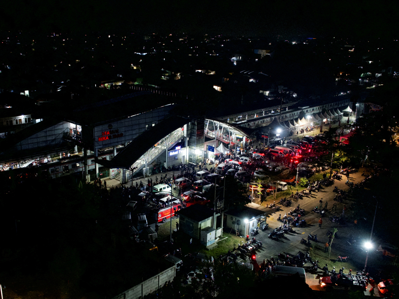 多輛救護車到事發現場附近車站戒備。（路透社）