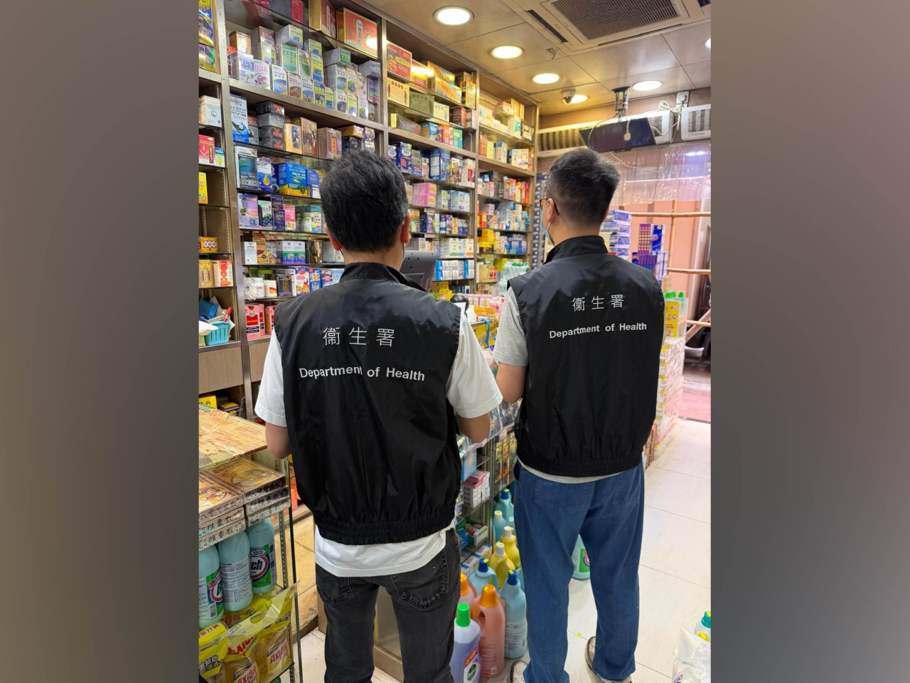 衞生署人員巡查一間藥房。（政府新聞處）