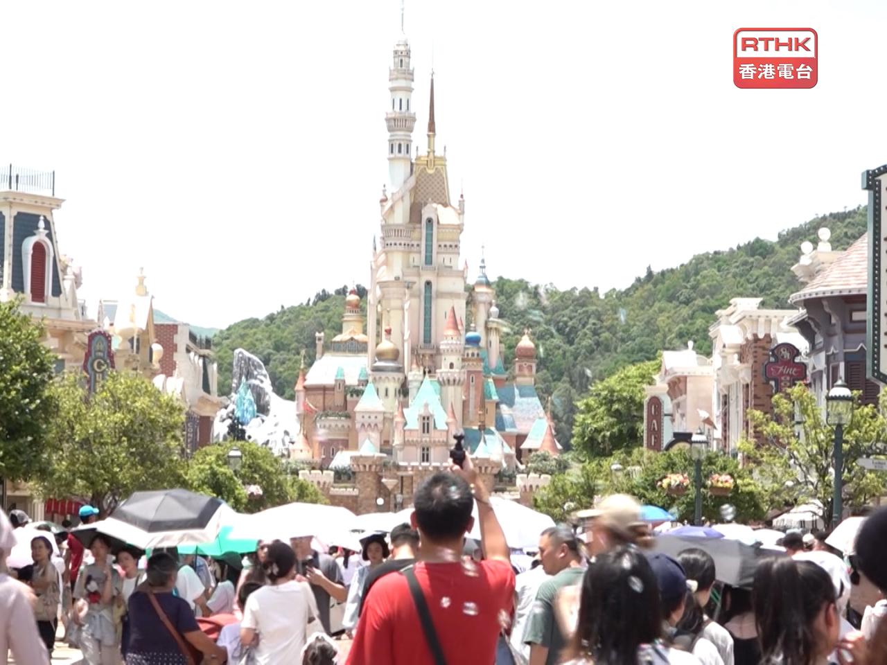 香港迪士尼樂園公布2025財政年度業績，文體旅局發言人表示，樂園連續第二年錄得淨利潤，標誌財務狀況持續好轉，政府感到鼓舞。（港台圖片）