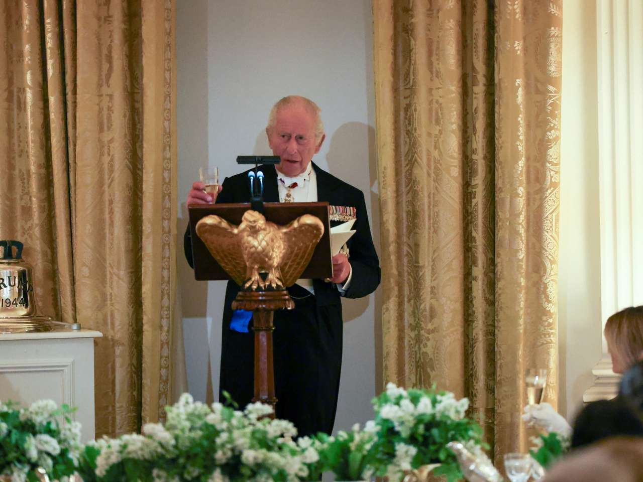 查理斯三世向特朗普贈送來自二戰時期潛艇「特朗普號」上的船鐘。（路透社）