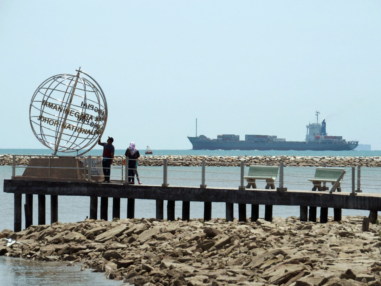 馬六甲海峽是貫通亞歐非的關鍵航運海路。圖為馬來西亞對出的海峽航道。(路透社資料圖片)