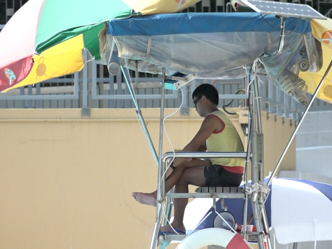 在泳季期間，公眾泳池救生員短缺，康文署在2018年1月至去年1月期間，進行23次招聘工作，當中19次未能達到招聘目標。（港台圖片）