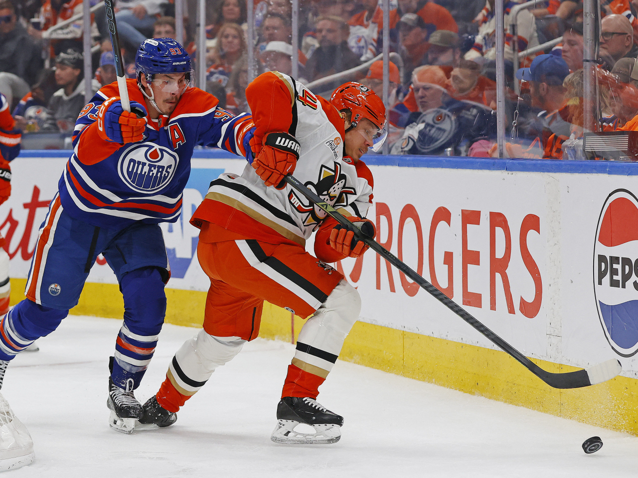 Anaheim Ducks forward Mikael Granlund (64) clears the puck in front of Edmonton Oilers forward Ryan Nugent-Hopkins (93). Photo: Reuters