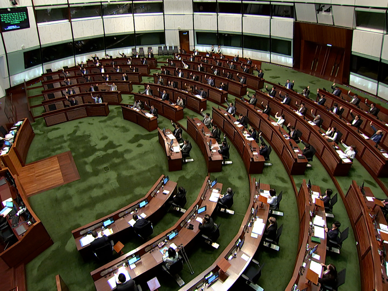 The budget bill was approved by the vast majority of legislators.