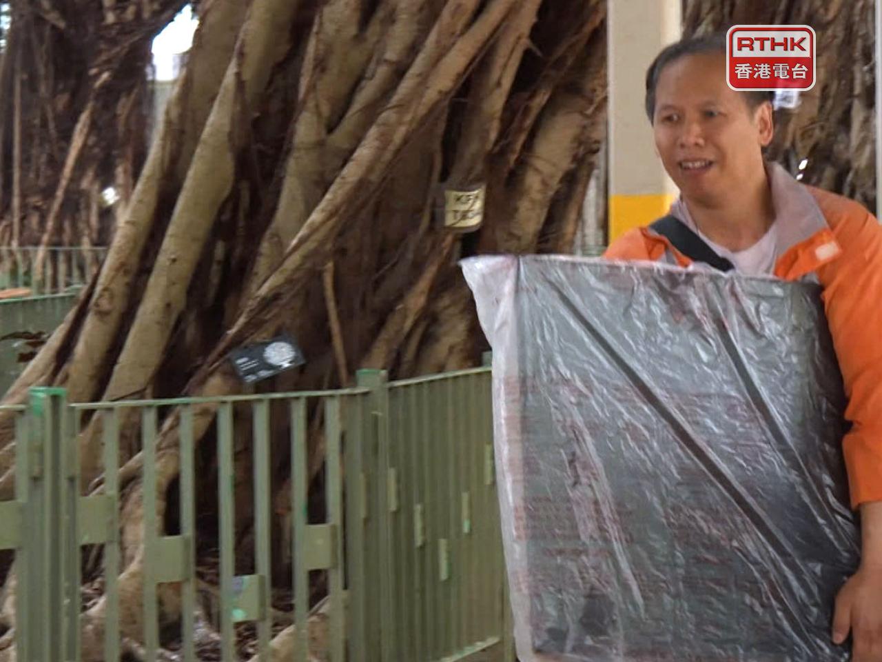 黎先生從8樓住所搬運電視機等物品到樓下。（鍾家銘攝）