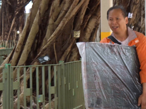 有宏建閣居民從單位搬走電視機　有居民帶同手推車行李箱到埸