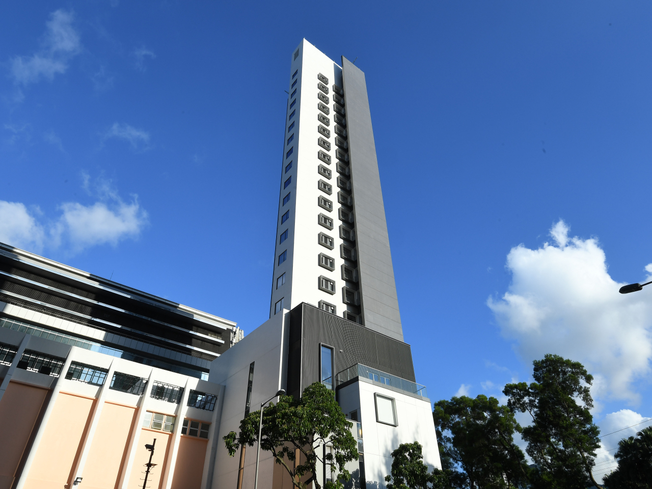 報告提及位於大埔的青年宿舍，部分家具及設備以相對高的費用採購。（政府新聞處資料圖片）