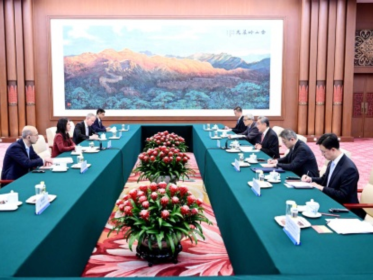 王毅在北京與聯合國大會主席貝爾伯克會面。（外交部網站圖片）