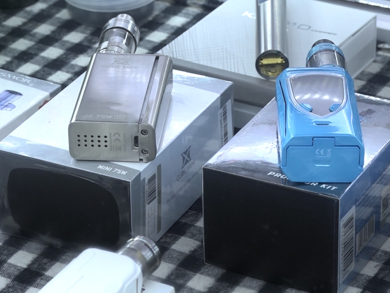 在新修訂的控煙法例之下，任何人士在公眾地方管有指明另類煙，包括電子煙煙彈、煙油、加熱煙煙支和草本煙，可被處定額罰款3千元。（港台圖片）