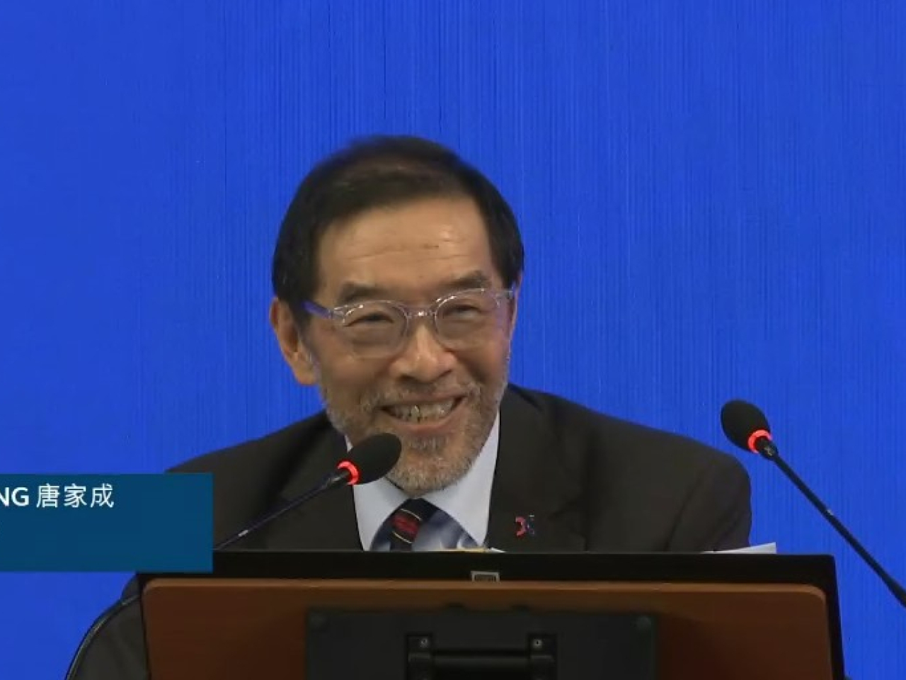 唐家成表示，港交所每年派息比率達90%，相信對股東而言屬不錯回報。（網上直播截圖）