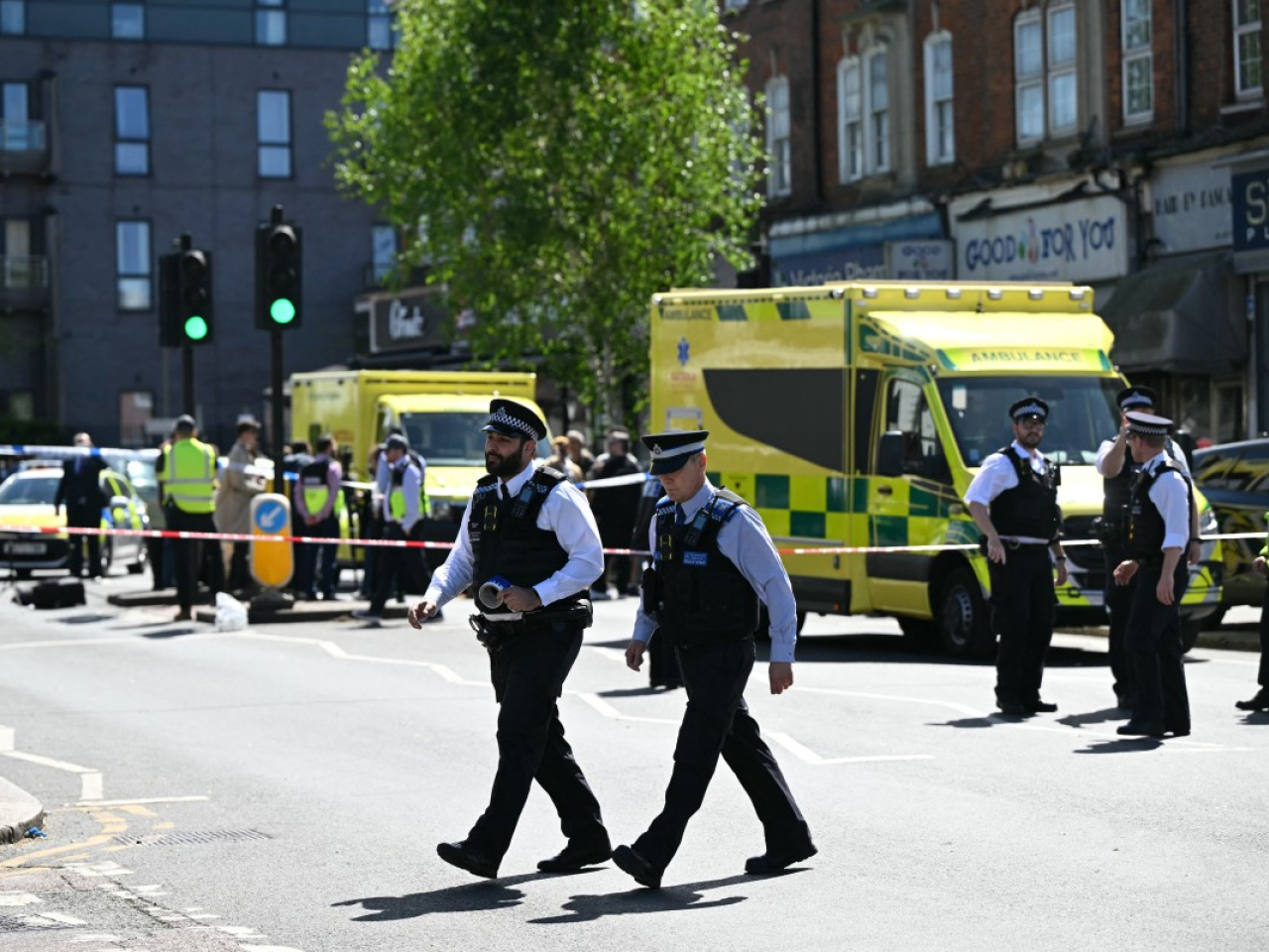 事發後，警員和救護車趕到現場。（法新社）