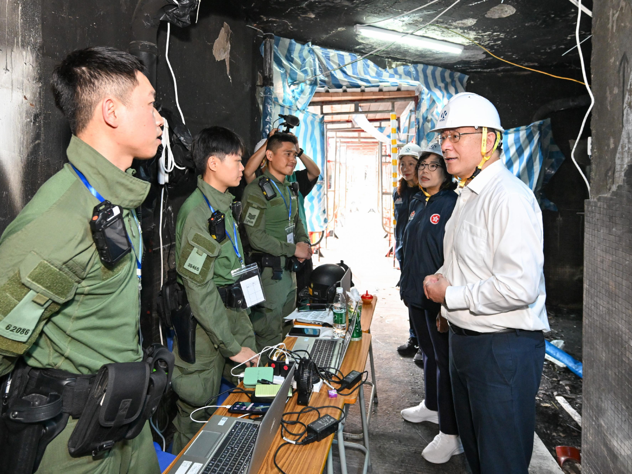 政務司副司長卓永興（右一）和民政及青年事務局局長麥美娟（右二）到大埔宏福苑視察上樓安排。（政府新聞處）