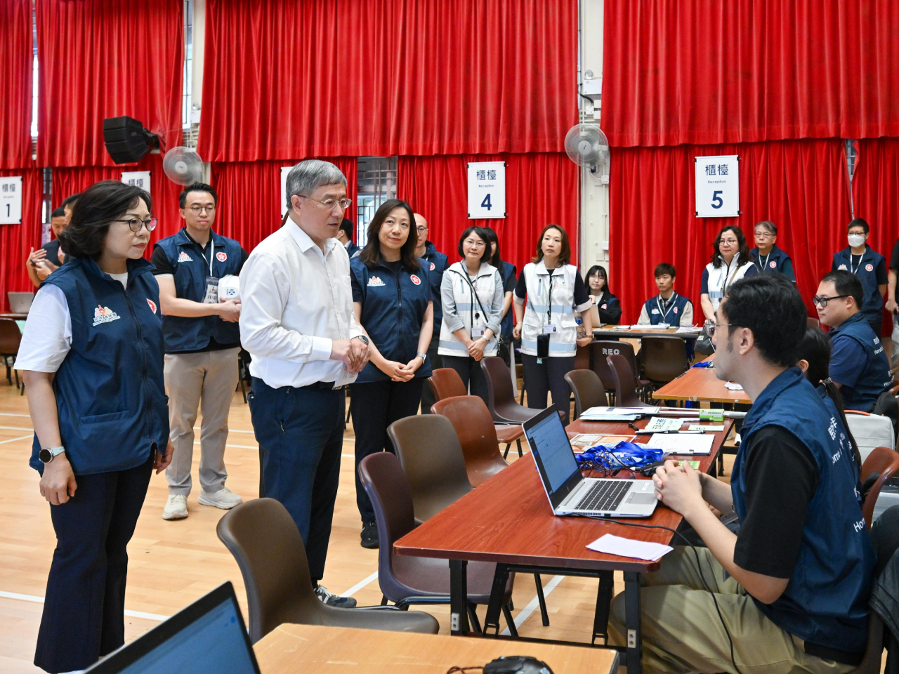 政務司副司長卓永興和民政及青年事務局局長麥美娟到大埔廣福社區會堂視察，了解登記中心運作多日後的情況。（政府新聞處）