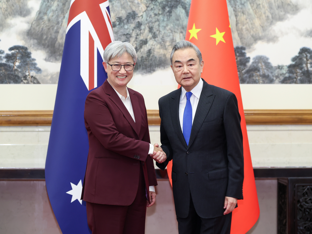 王毅與黃英賢舉行第八輪中澳外交與戰略對話。（新華社）