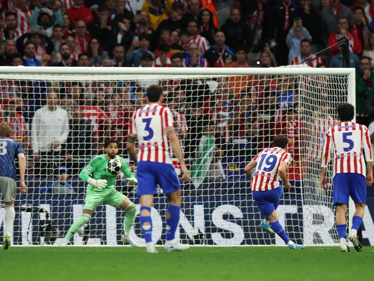 Julian Alvarez smashes home from the penalty spot to level the score for Atletico Madrid. Photo: Reuters