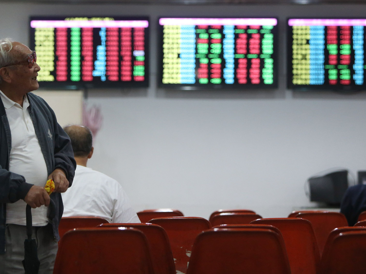 上證綜合指數半日收市報4111點，升3點。（新華社資料圖片）