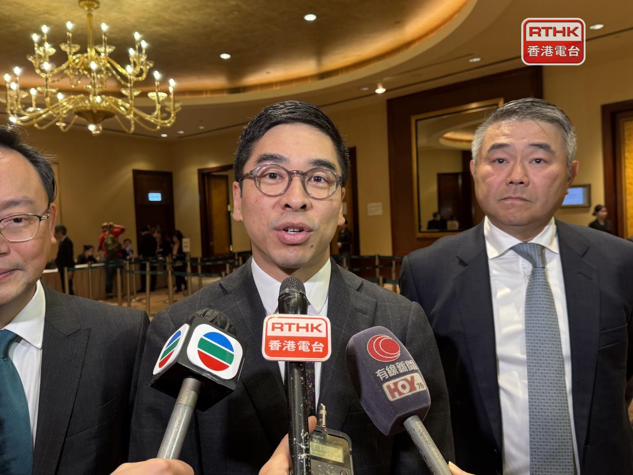 陳文博（中）稱集團選擇內地投資城市及管理不錯，盧韋柏（右）稱首兩月本港零售業務單位數增長。（任浩鋒攝）