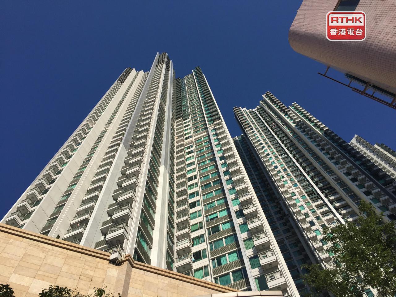 截至3月底本港一手私人住宅潛在供應10.1萬個，按季減少3000個，按年減少4000個。（港台圖片）