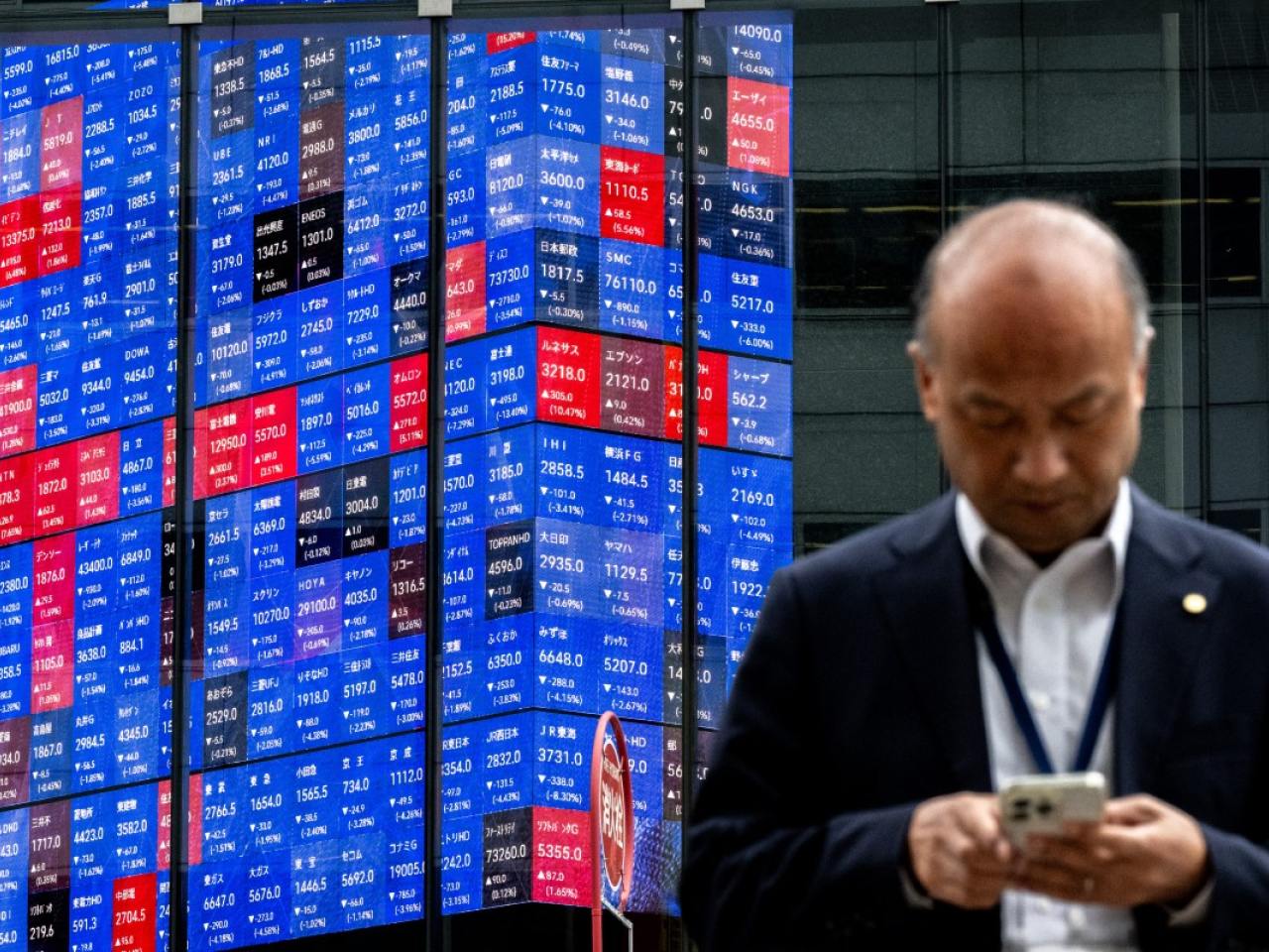 日經平均指數收市報59284點，跌632點，跌幅1.06%。（法新社）
