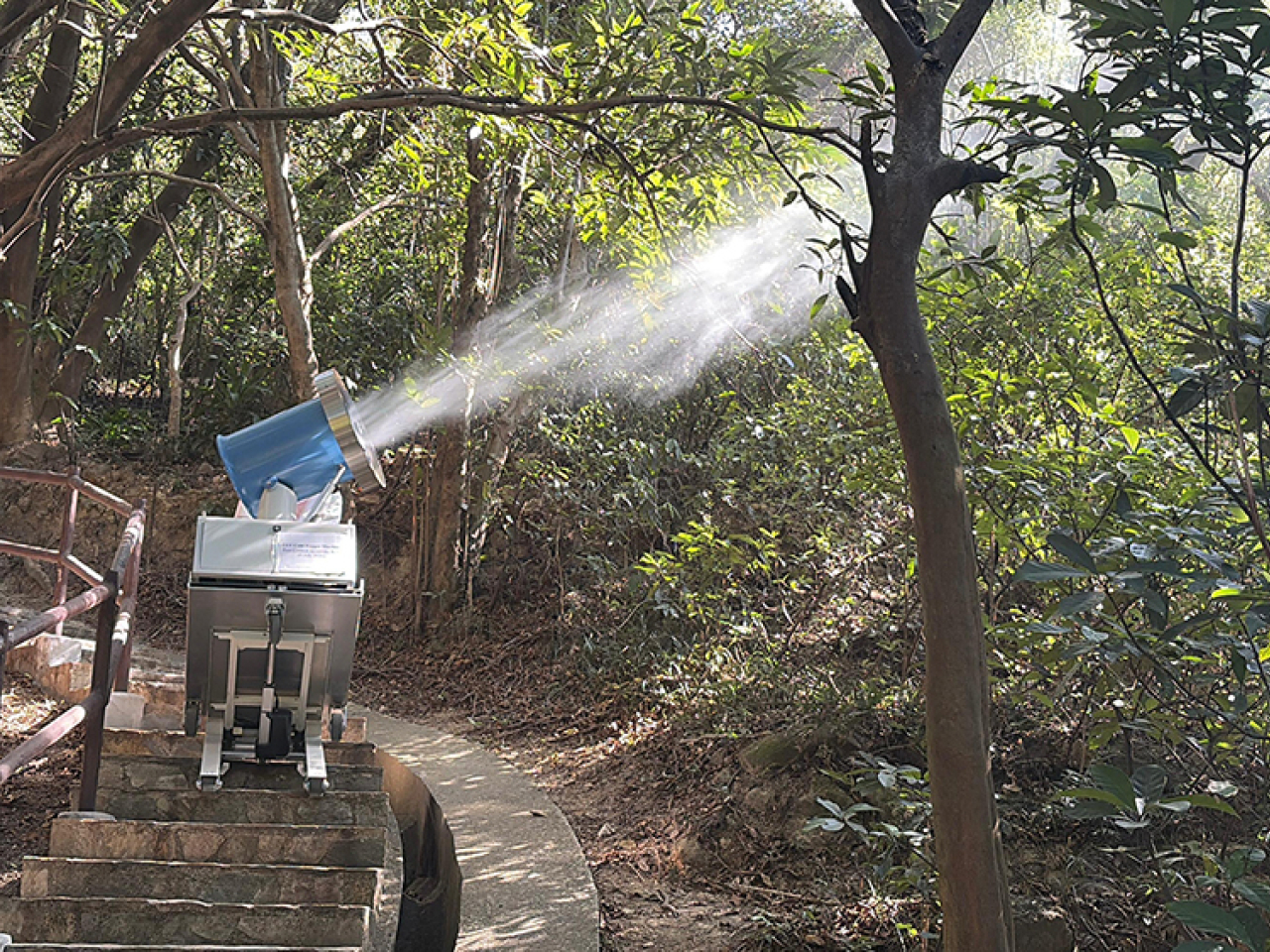 電動爬樓梯機將大型超低微量噴霧器，沿梯級運載至山上進行滅蚊，減輕工人背負裝備登山的體力負擔。（政府新聞處）