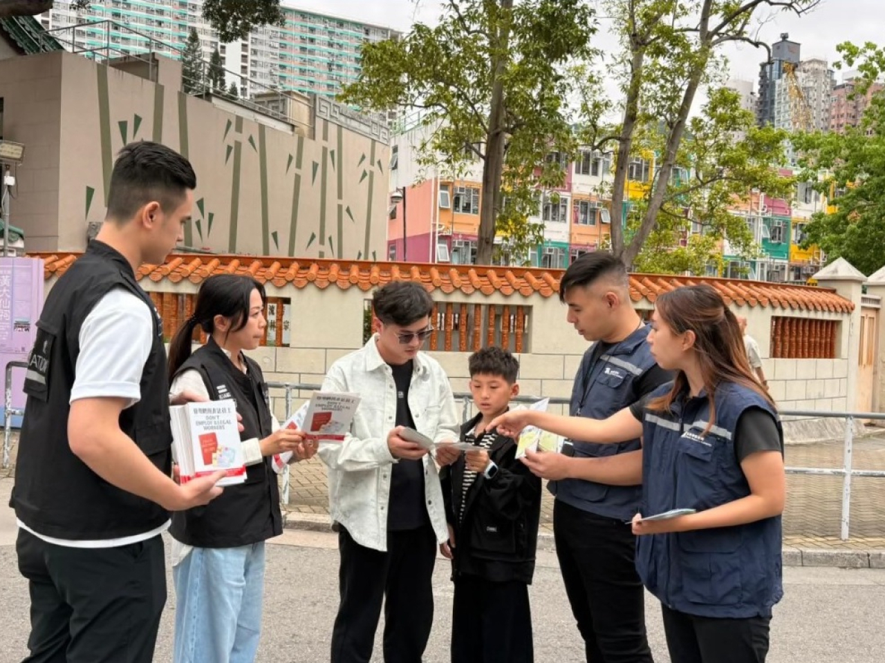 旅監局昨日起一連兩天聯同入境處到各區熱門旅遊景點，展開聯合巡查及宣傳，呼籲旅客切勿光顧非法導遊或領隊。（旅監局提供）