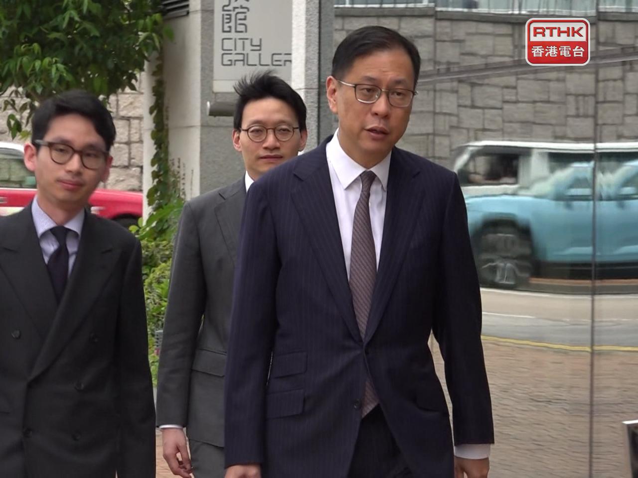 杜淦堃指，公開資料顯示，工程承建商「宏業」董事侯華健，與至少5間競投宏福苑工程的公司有關。（陳感恩攝）