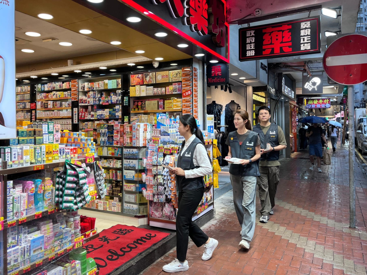 海關於銅鑼灣的藥店加強巡查。（政府新聞處）