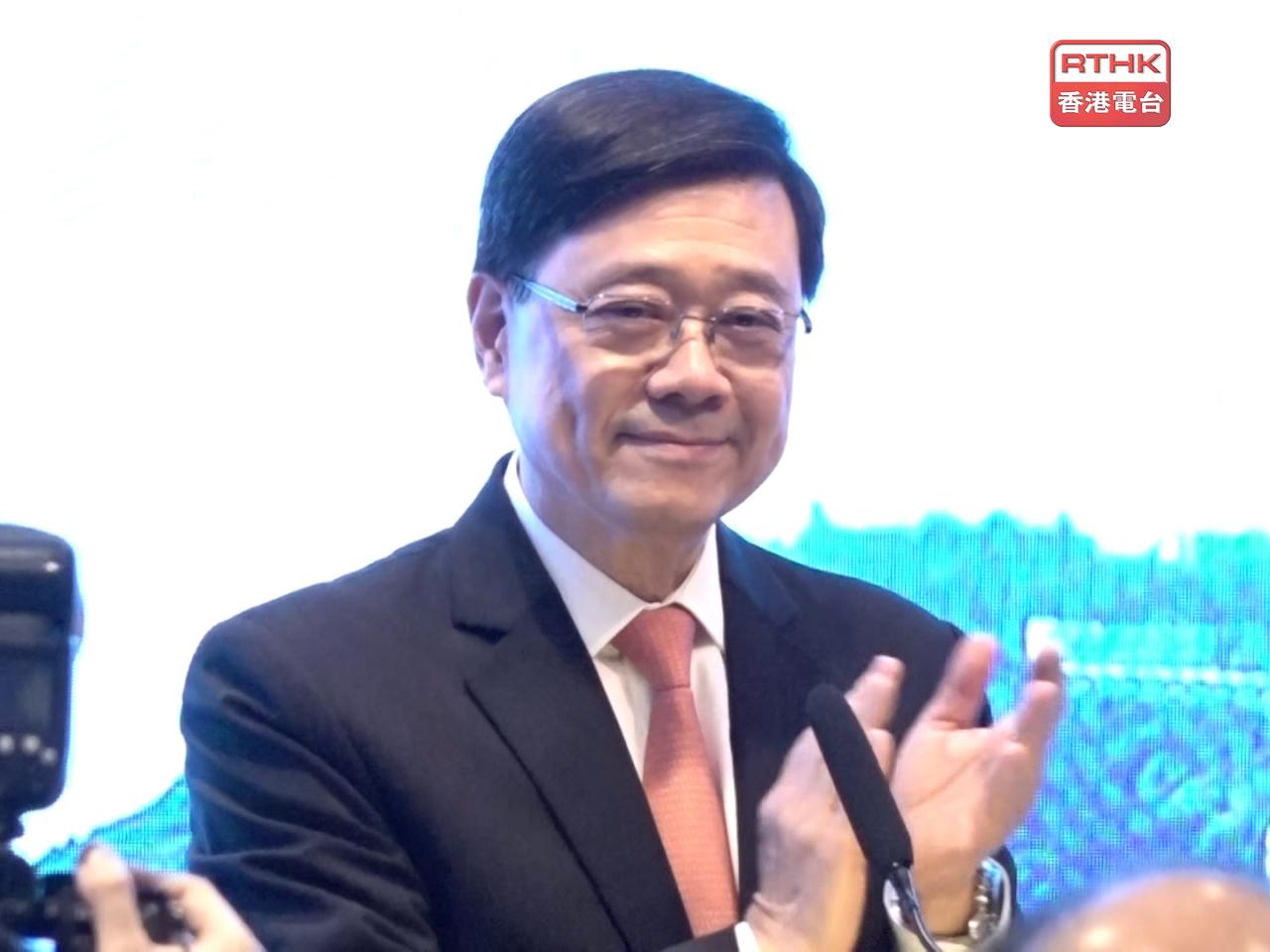 李家超說，廣大勞工既推動本港經濟增長，亦能分享發展成果。（施華駿攝）