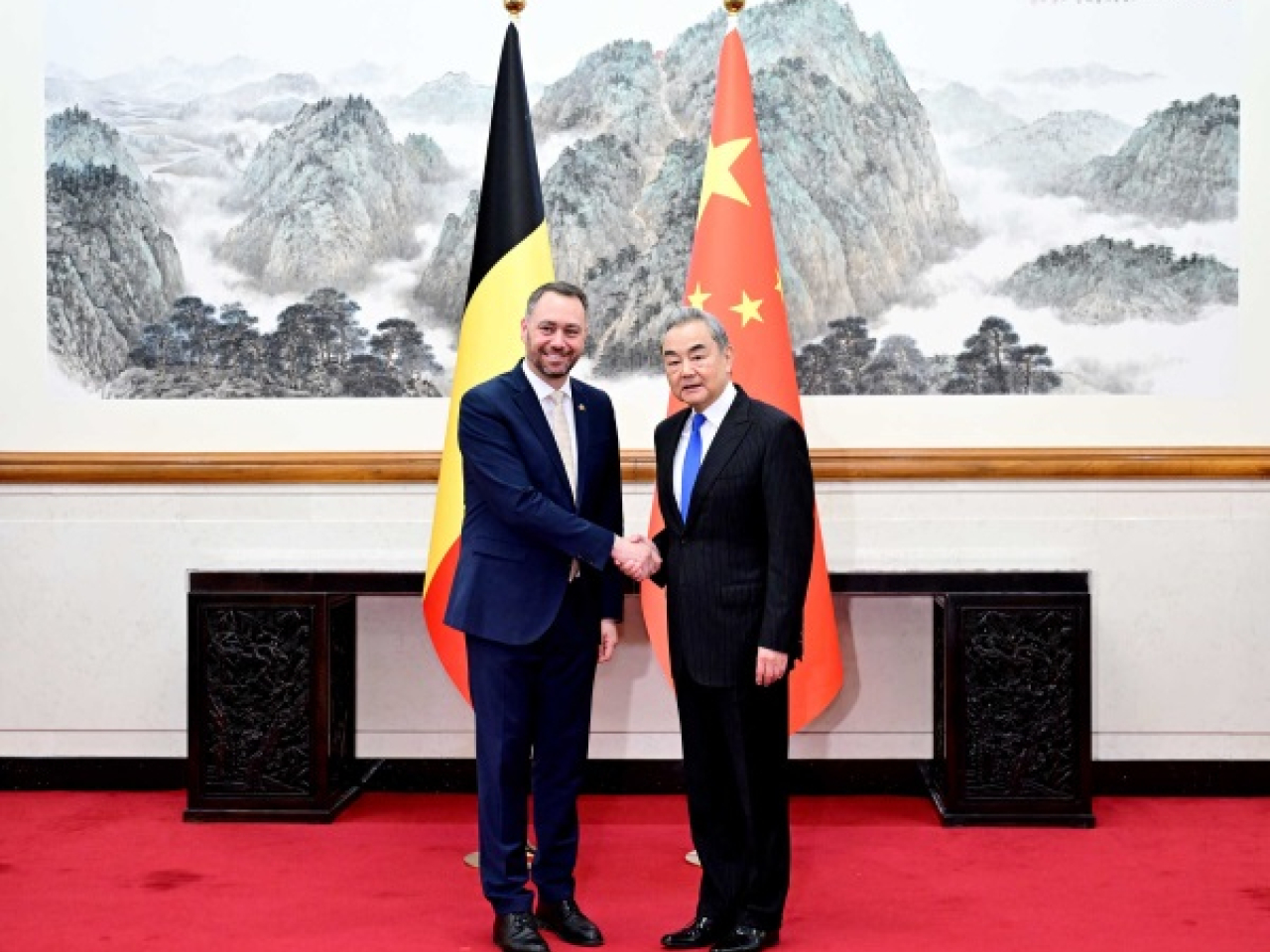 王毅在北京同比利時副首相兼外交大臣普雷沃舉行會談。（外交部網頁圖片）