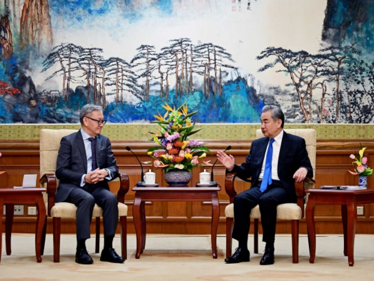 王毅在北京與老撾副總理兼外長通沙萬會面。（外交部網頁圖片）