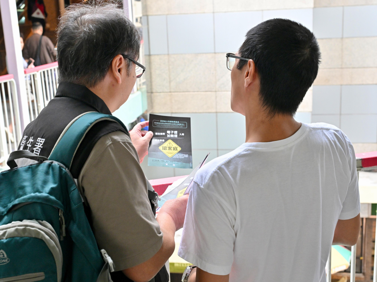 控煙酒辦公室人員今日於金鐘向市民宣傳有關禁令。（政府新聞處）