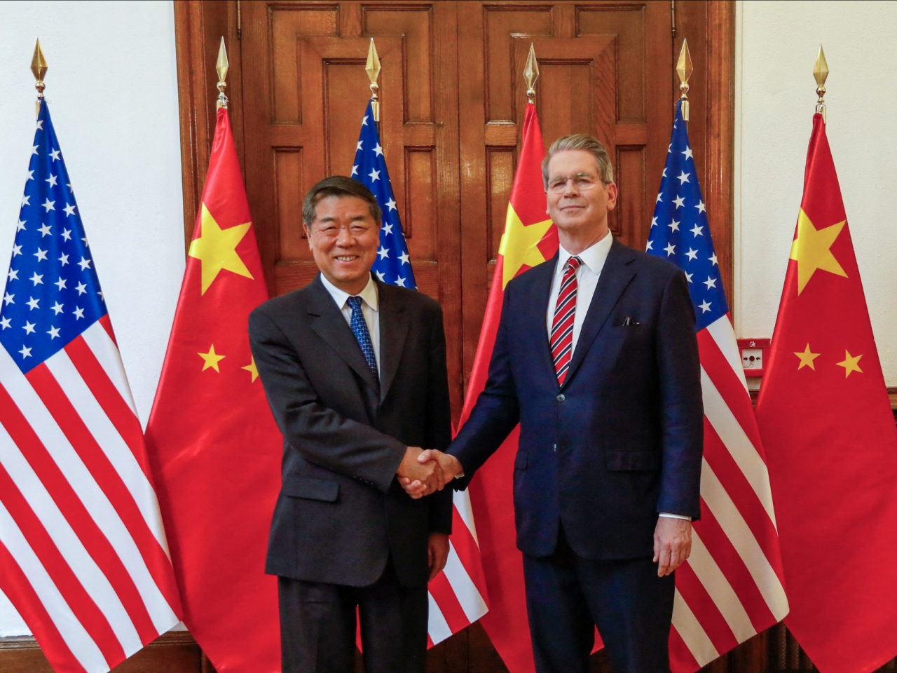 何立峰與美方牽頭人、美國財政部長貝森特舉行視像通話。（法新社資料圖片）