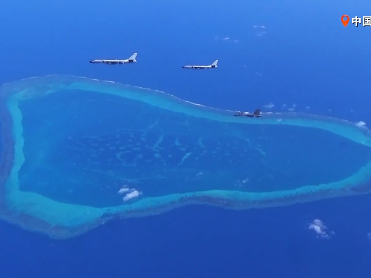 解放軍南部戰區組織海空兵力，在中國黃岩島領海領空及周邊海空域開展戰備警巡。（央視片段截圖）