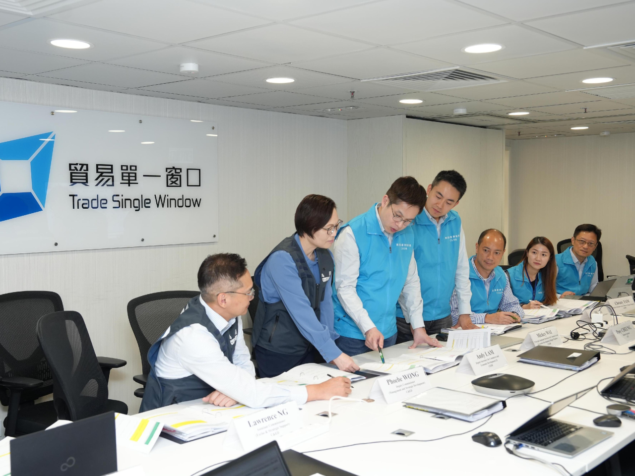 商務及經濟發展局與香港海關聯合指揮中心人員協調系統轉換。（政府新聞處）