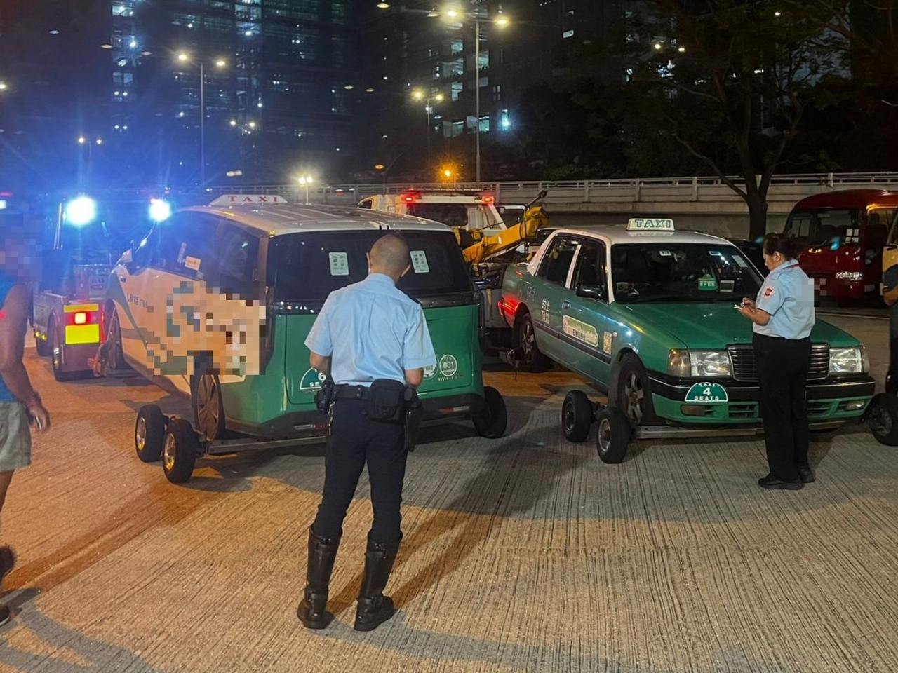 The two taxis are towed away in Sai Kung after their drivers were arrested. Photo courtesy of the police.