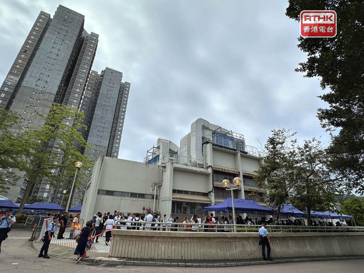 早上9時前，有幾十人在廣福社區會堂外排隊輪候登記和領取防護裝備。（仇志榮攝）