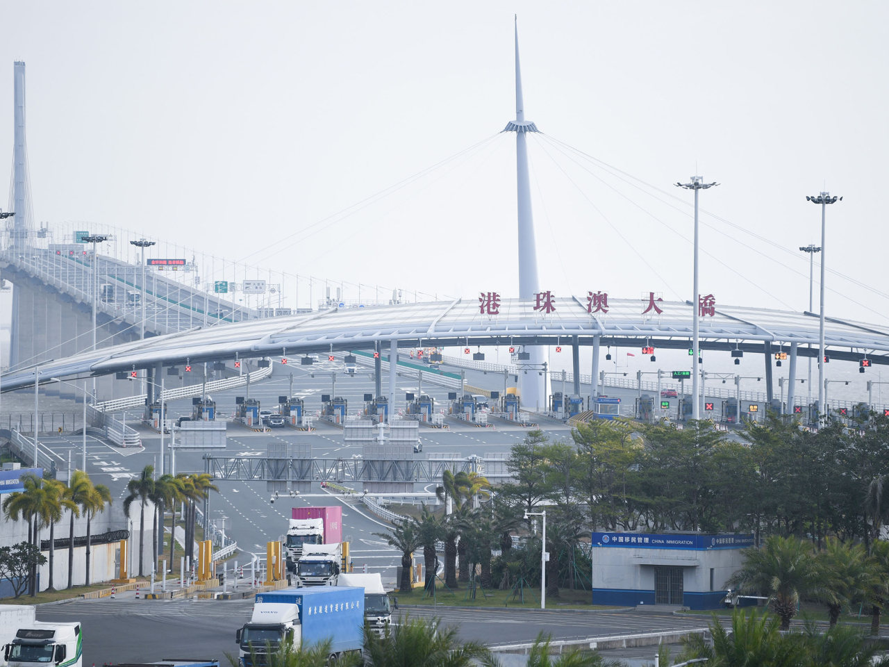 運輸署5月7日起接受申請經港珠澳大橋往來港澳的香港跨境非商用私家車常規配額共1400個。（新華社）