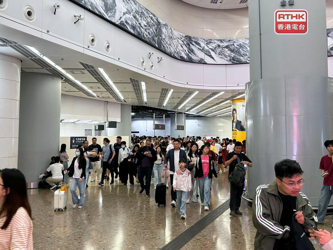在高鐵西九龍站，早上已有大批內地旅客抵港，入境大堂人頭湧湧。（林漢山攝）