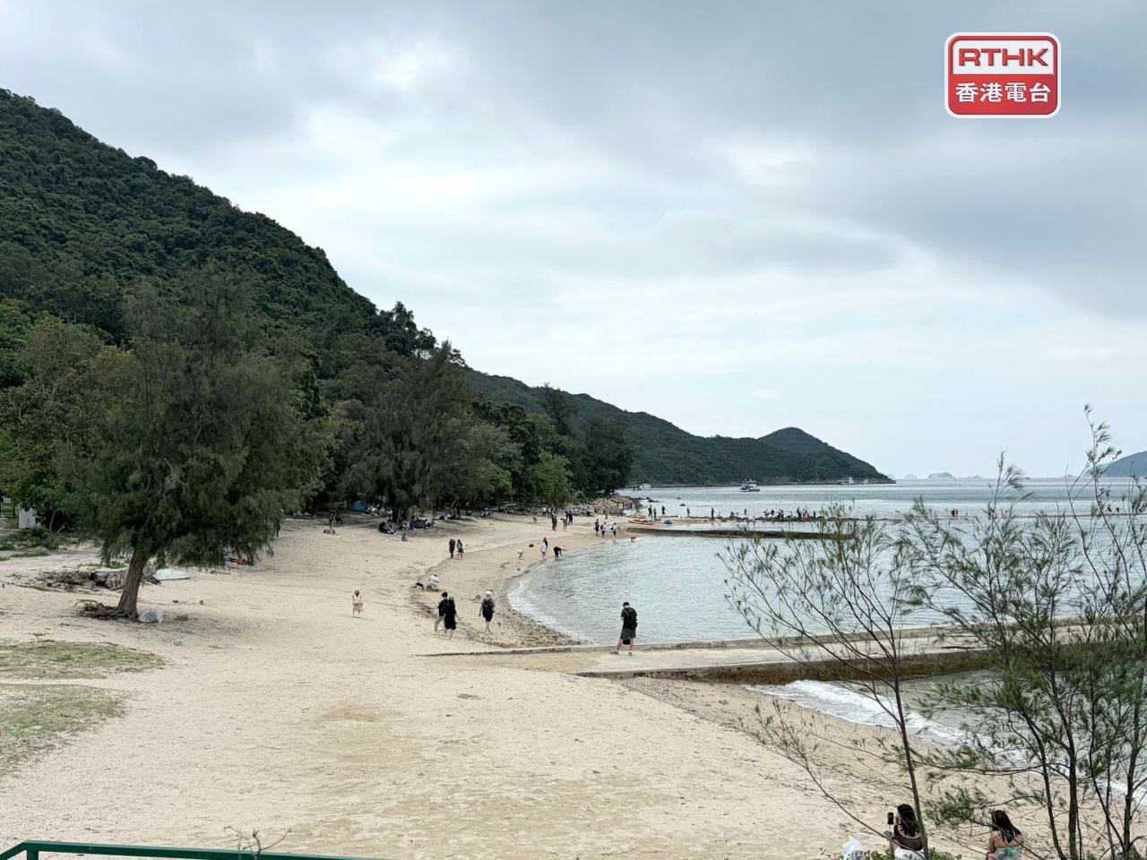 漁護署人員向訪客派發宣傳單張。（鄧鈞尤攝）