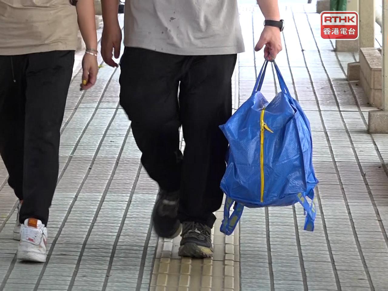 大埔宏福苑宏泰閣及宏建閣部分樓層居民回家執拾後，中午過後陸續離開。（郭志強攝）