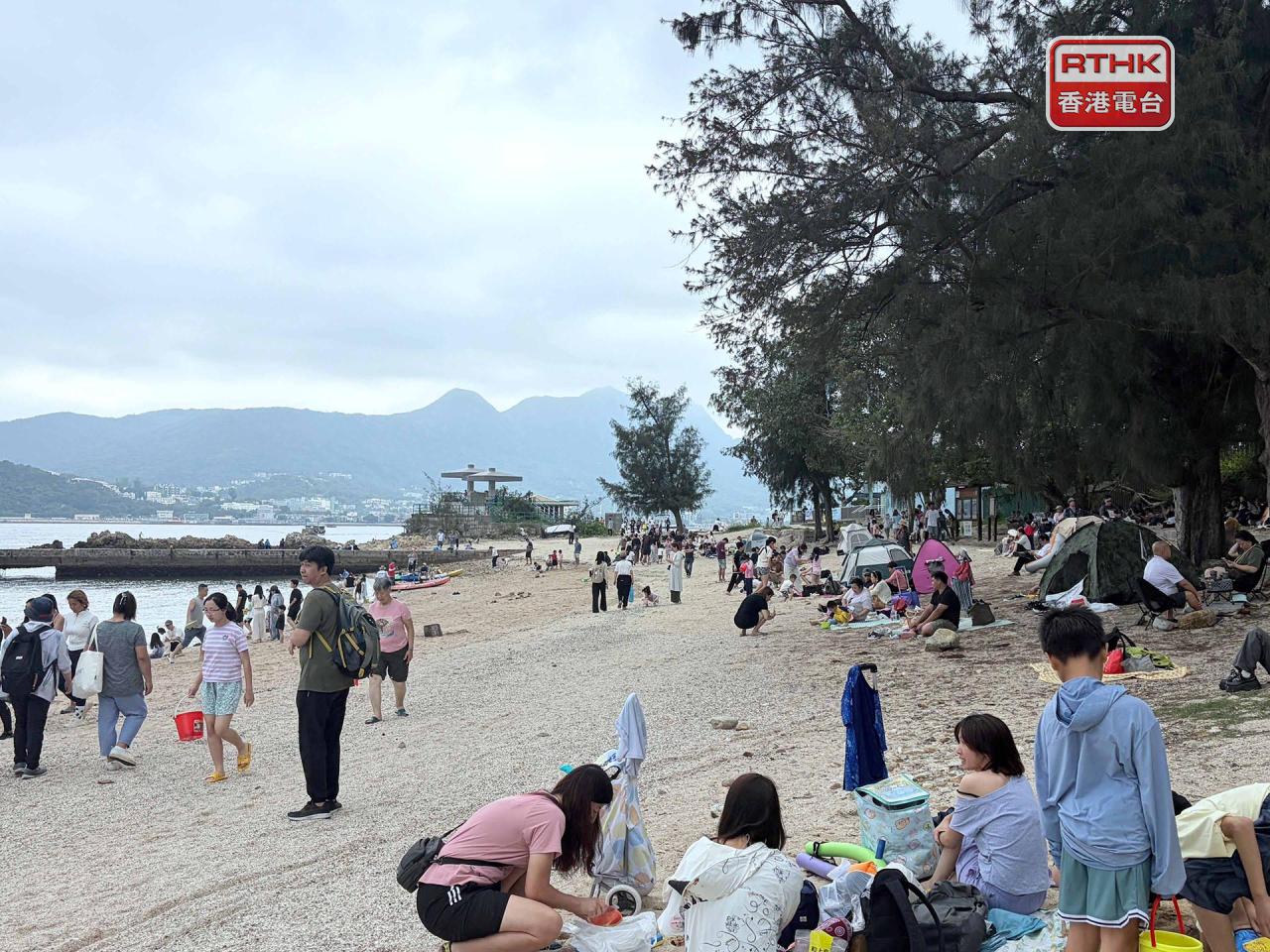 內地五一黃金周首日，西貢橋咀洲下午人流明顯增加。（鄧鈞尤攝）