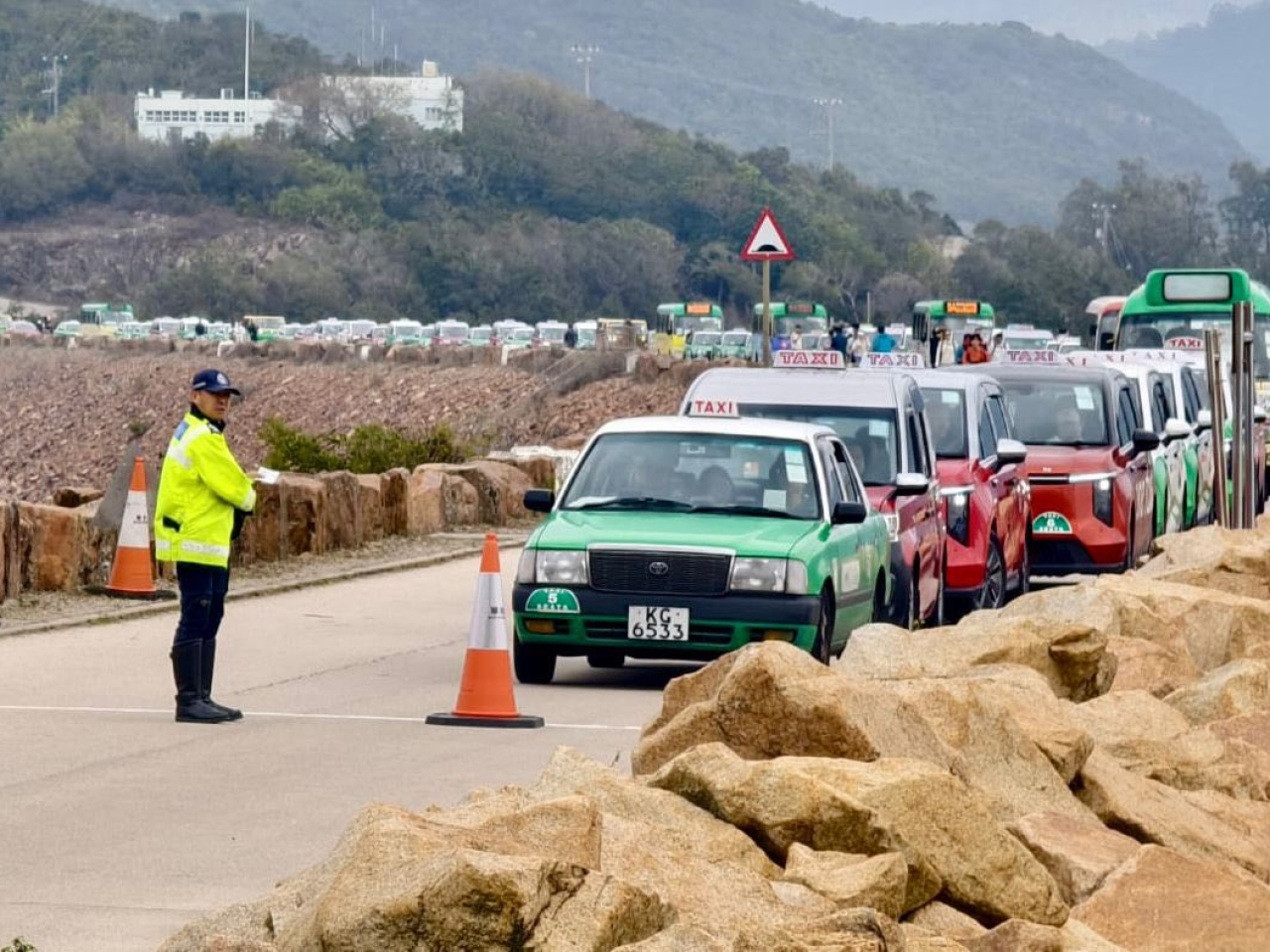 前往西貢萬宜水庫東壩一帶郊遊人流車流增加，警方進行潮水式交通管制。（警方社交網站圖片）